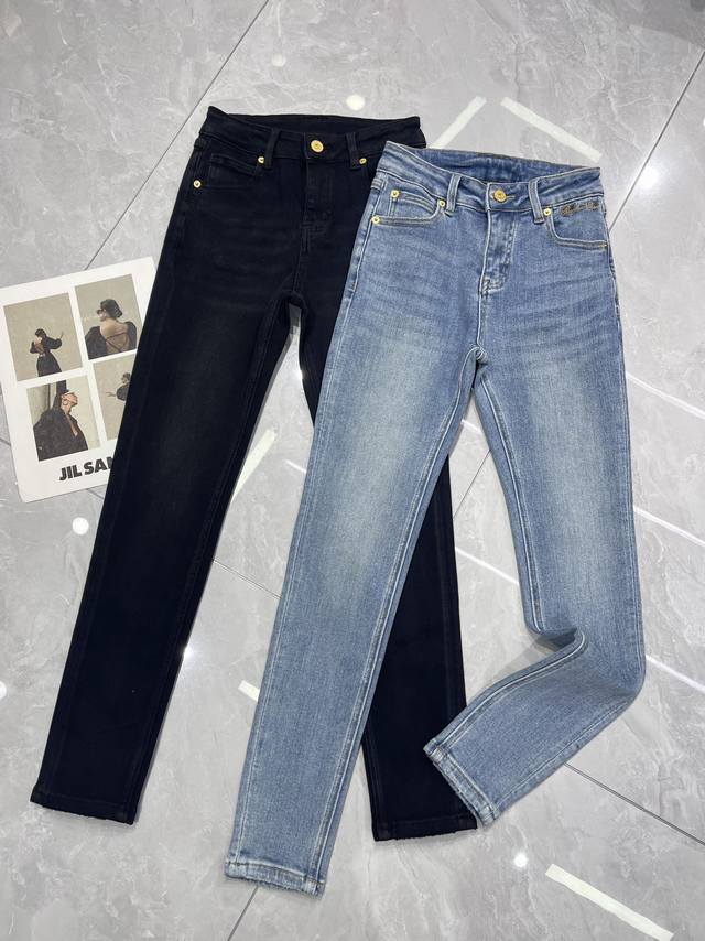 细节实拍 Balmi*最新款花卉刺绣徽标Logo牛仔裤小脚裤 定制Logo五金 高弹纯棉牛仔棉面料 舒适亲肤 上身无束缚感 版型巨显瘦百搭 女神必备单品 黑蓝S