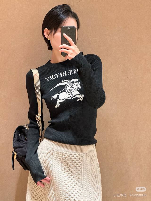 Burberr*新款 高端定制B家经典骑士战马图案字母Logo徽标修身显瘦圆领长袖弹力针织衫上衣！卡其杏、经典黑、 M码：胸围70，袖长59，衣长57