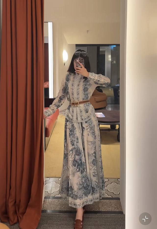 Zimmerma*N 兹默曼澳洲品牌高端定制棉麻透气面料、时尚复古印花两件套装！弧摆系扣翻领长袖衬衣长款大摆半身裙 两侧有口袋 配送腰带！1.2.3.4 Sml