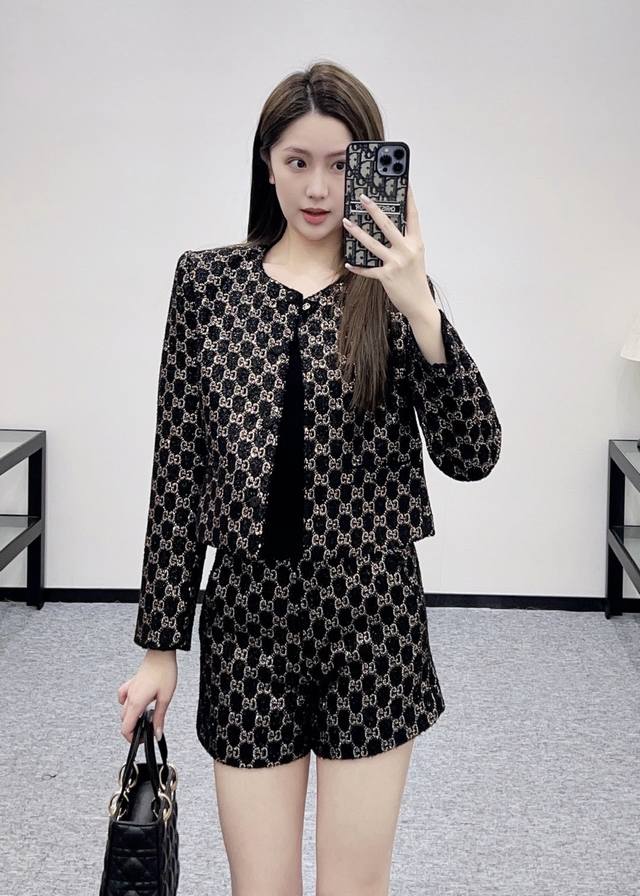 外套 Gucc*新款 G家高端精品定制通体闪丝混纺面料、高温重工Gg烫钻系扣门襟圆领短款长袖外套同款短裤也有哦黑色， S码：肩宽36有垫肩，胸围94，袖长57，