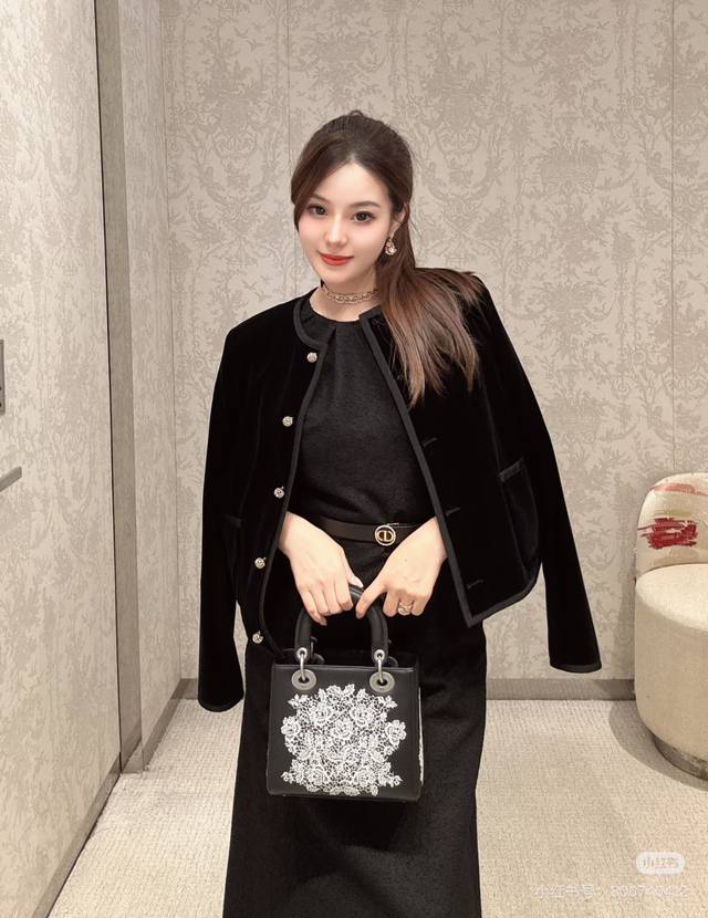 Chane*L新款官网同步上新高端定制进口金丝绒短绒面料、D家经典Cd镶钻珠花小金扣织带包边系扣门襟圆领短款丝绒外套！高级黑，36-38-40-42 38码：肩