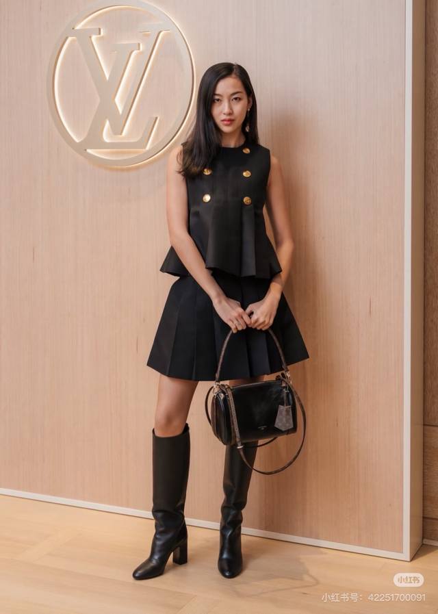 Louis*驴家Lv新款 赫本风气质减龄两件套装！双排扣字母Logo金扣装饰压褶时尚无袖上衣高腰压褶短裙半身裙！黑色， M码：肩宽37，胸围96，衣长50；腰围