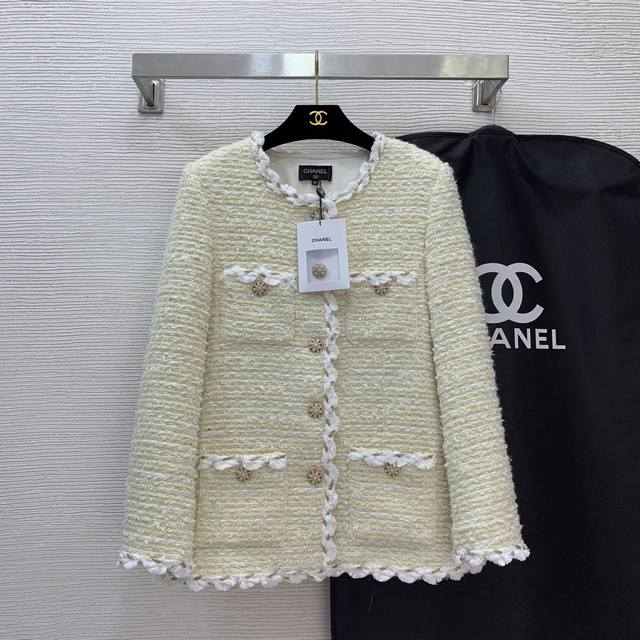 Chane*L新款 高端定制羊毛混纺亮片编织粗花呢金线麻花包边、下摆内侧缝制金属链条版型垂坠有型！圆领长袖小香风厚外套价格p不含防尘袋！杏色， M码：肩宽39有