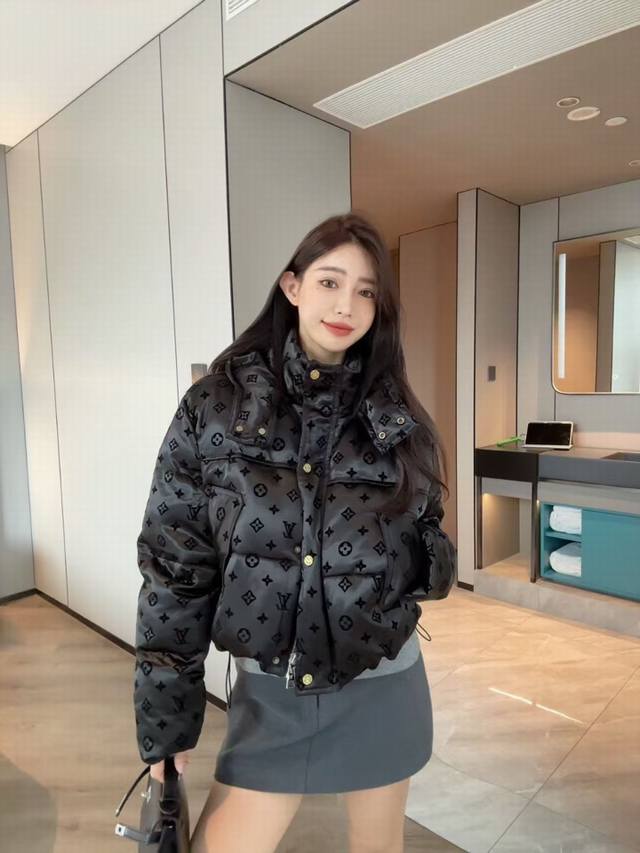 Louis*驴家Lv新款 定制高级感缎面植绒提花面料、国标90％鹅绒填充物加厚保暖！经典老花字母Logo拉链门襟短款连帽面包服外套羽绒服！米色、黑色、 M码：肩