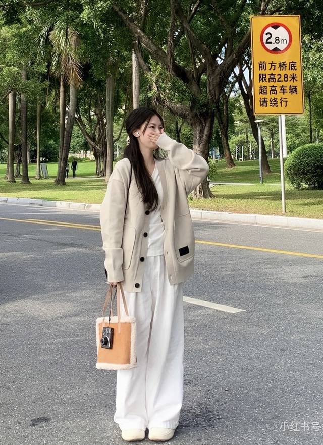 Louis*驴家Lv新款 高端定制内里老花Logo图案双口袋贴布徽标宽松时尚系扣V领长袖针织开衫外套！ M码：肩宽47，胸围114，袖长58，衣长68