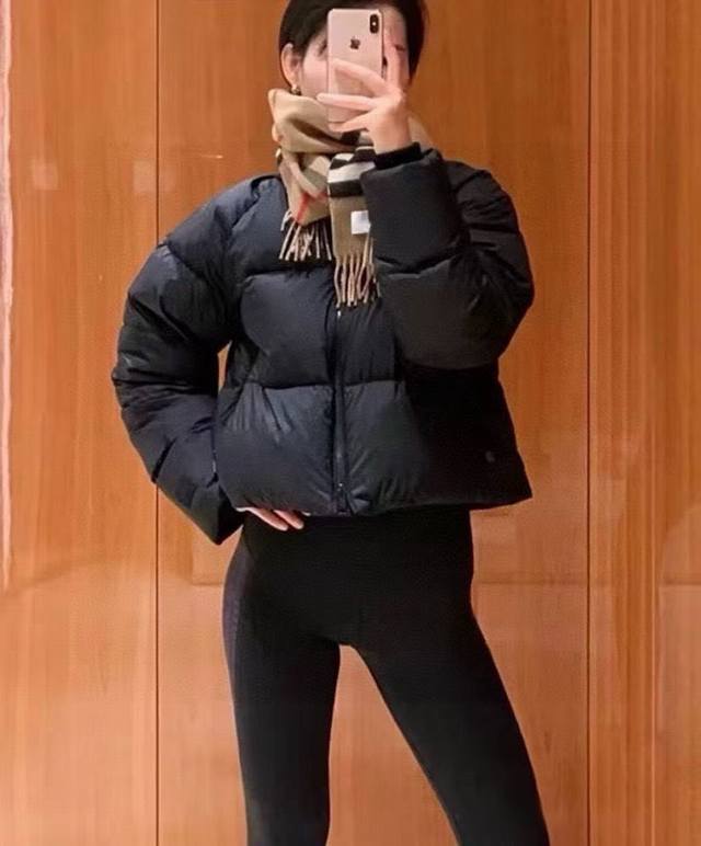 Burberr*新款 B家定制格纹拼接领子袖子Bbr硅胶徽标装饰拉链门襟立领短款面包服羽绒服外套！咖色、黑色 均码：胸围114，连肩袖长70，衣长56