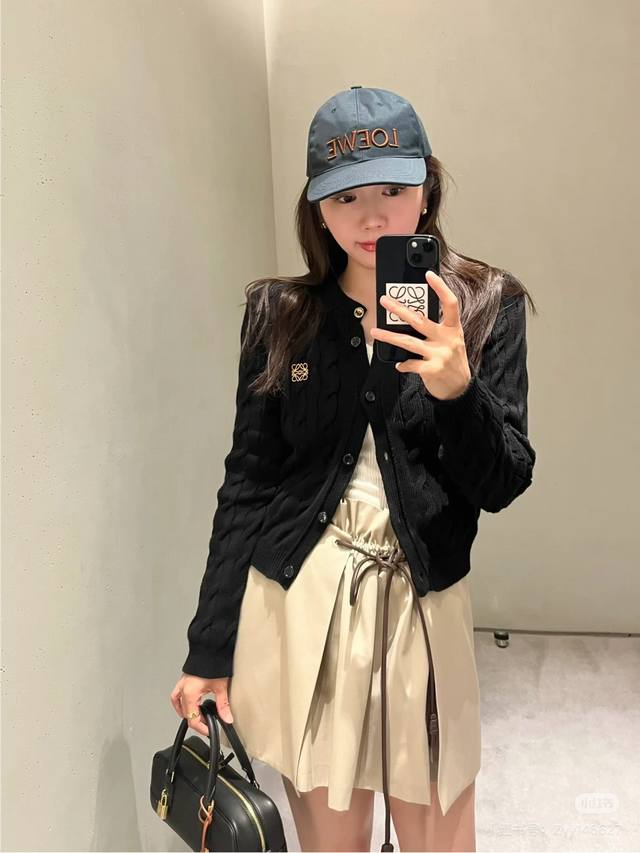 Loew*新款定制胸前徽标刺绣Logo麻花纹修身显瘦系扣圆领长袖针织开衫上衣！粉色、黑色 均码：肩宽37，胸围88，袖长58，衣长55