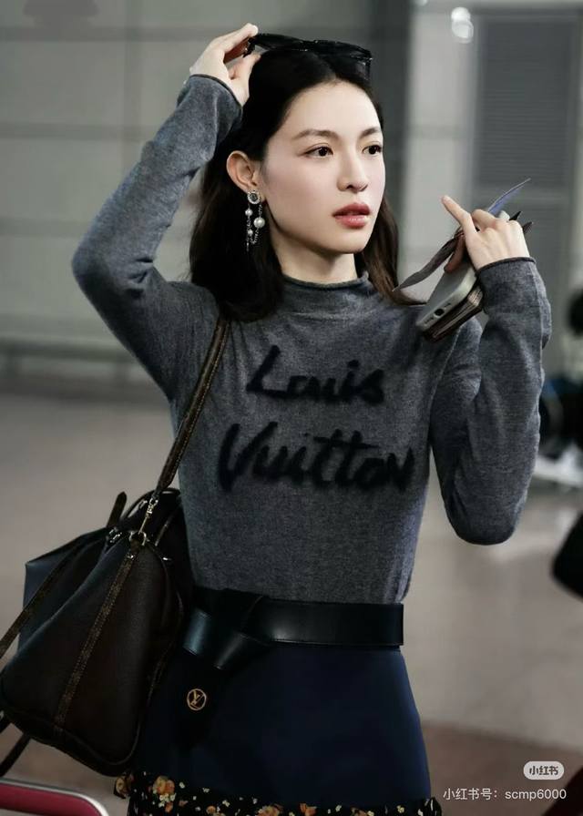 Louis*驴家Lv新款 高端定制100%羊毛纱线面料、字母Logo提花拉毛工艺卷边设计修身显瘦立领长袖针织衫打底上衣！米白色、驼色、灰色、 M码：肩宽39，胸