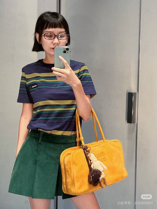 Miumi*U缪家26年春夏新款 高版本精选优质棉撞色条纹胸前字母Logo徽标装饰时尚个性短袖T恤上衣！ M码：肩宽45，胸围90，袖长17，衣长62