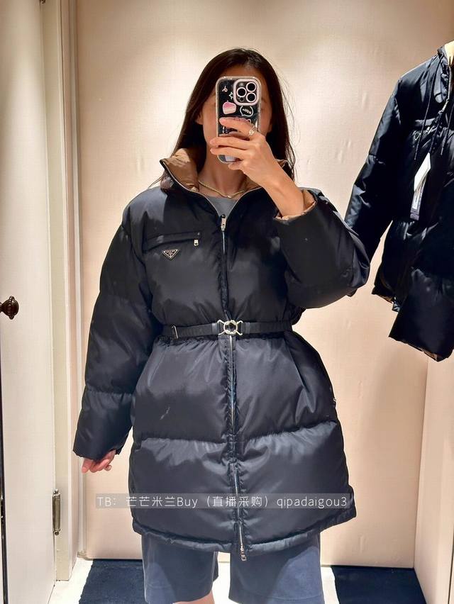 prad*新款 经典金属三角标Logo胸章装饰、国标90%鸭绒填充物加厚保暖、两侧插口袋H版型百搭时尚中长款立领羽绒服外套配有腰带！黑色， M码：肩宽50，胸围