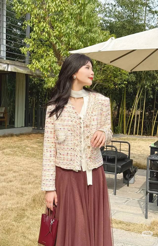 Chane*早秋新款 高端定制爱心纽扣装饰下摆内侧缝制金属链条版型垂坠有型、气质小香风彩色粗花呢编织短款V领长袖外套！ M码：肩宽38有垫肩， 胸围92，袖长5