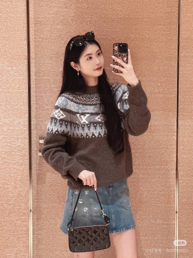 Louis*驴家Lv新款 高端定制滑雪系列撞色菱格老花字母Lofo提花、时尚百搭圆领长袖套头针织衫上衣！灰色、咖色、 M码：胸围86，连肩袖长66，衣长57