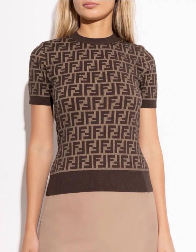 Fend*新款高端定制 经典双Ff字母Logo提花修身显瘦弹力针织短袖针织衫上衣！ M码：胸围86，袖长23，衣长55