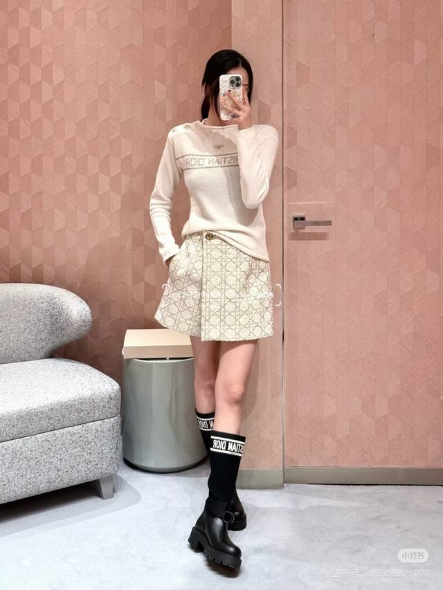 Dio*D家26年早春新款 高端定制100%羊毛纱线面料软糯亲肤！定制单肩系扣船锚Logo纽扣经典横幅字母徽标卷边设计时尚气质长袖针织衫上衣！杏色，36-38-