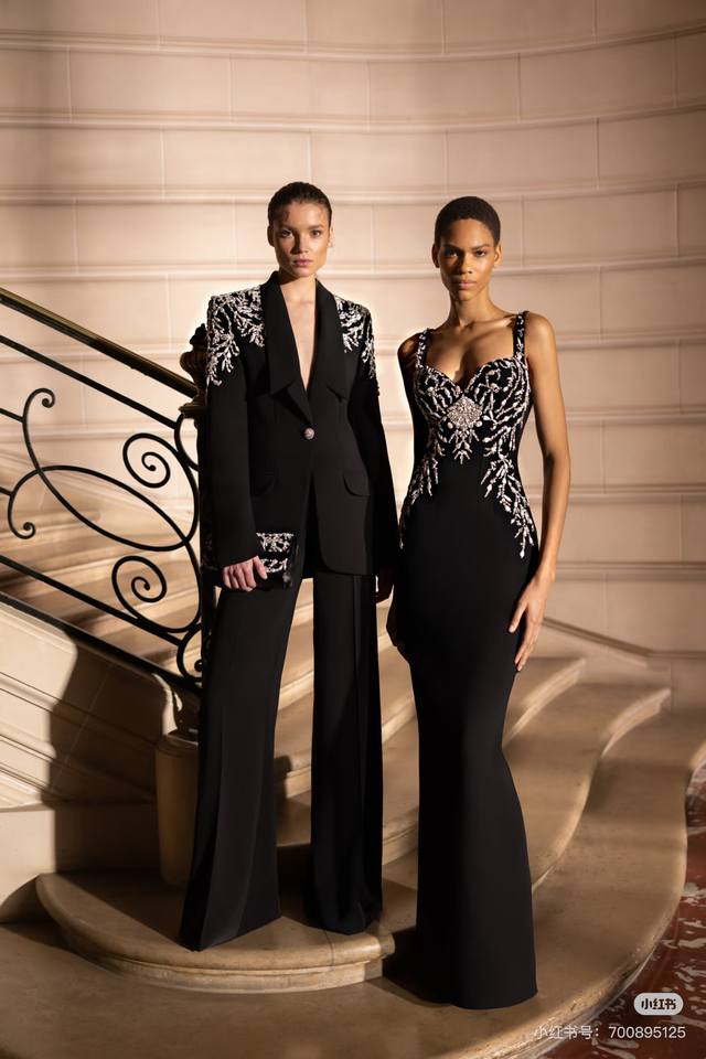 麦昆Mcq新款 高端定制精品欧货高级感时尚气质西服两件套装！超级重工镶钻钉珠装饰修身显瘦一粒扣西装外套拉链门襟中高腰微喇叭西裤长裤 裤子两侧有口袋 黑色， L码