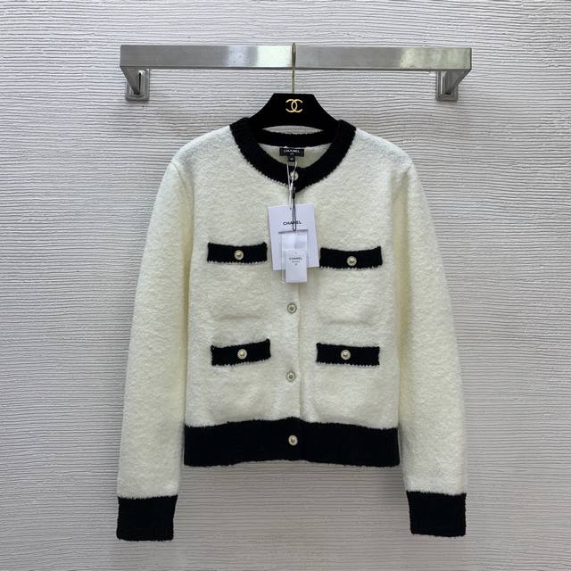 Chane*新款 高端定制100%山羊绒羊纱线厚面料、撞色拼接系扣门襟圆领长袖针织开衫短款上衣！米白色、黑色、36.38.40 38码：肩宽40，胸围92，袖长