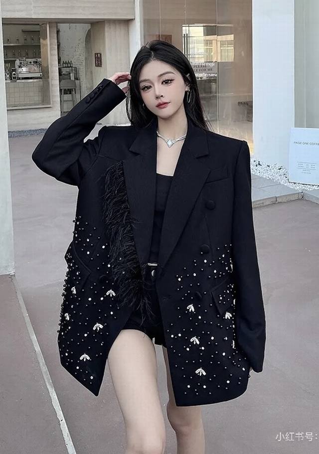 男女同款麦昆Mcq新款高端定制 超级重工鸵鸟毛羽毛流苏边、钉珠镶钻蜜蜂装饰、双排四粒扣翻盖口袋宽松时尚西装外套！黑色， M码：肩宽44有垫肩，胸围102，袖长6