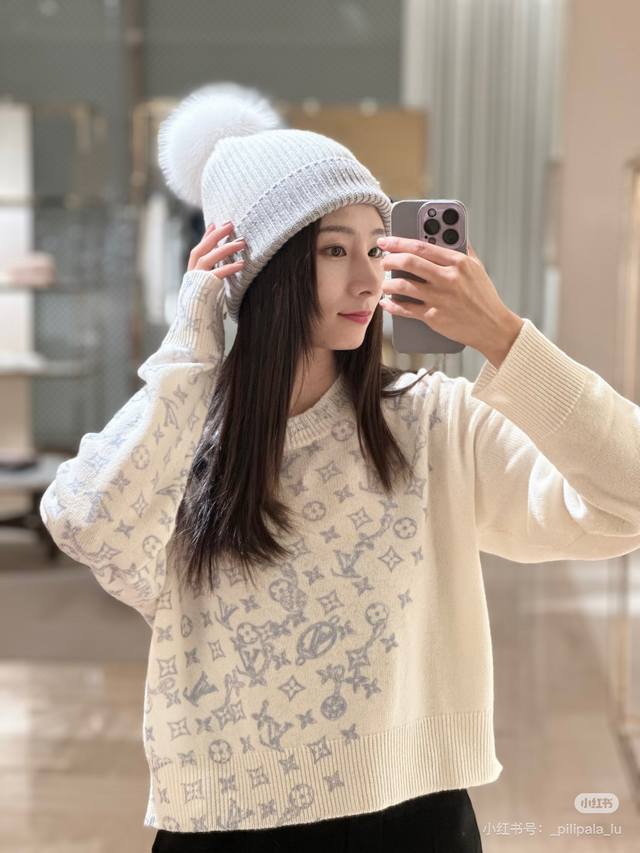 Louis*驴家Lv新款 高端定制羊毛混纺纱线面料、字母Logo老花印花个性时髦圆领长袖套头针织衫上衣！米白色、藏蓝色、 M码：肩宽38，胸围108，袖长53，