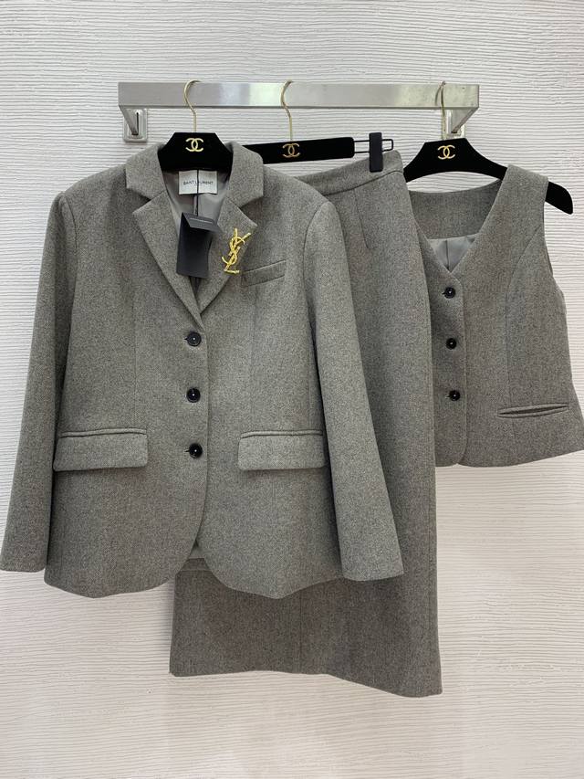 圣罗兰 冬季上新！高端定制加厚毛呢面料时尚气质三件套装！单排扣门襟翻领宽松时尚西装外套 赠送胸针 修身版V领马甲上衣系扣拉链门襟包臀高腰一步裙长款半身裙！灰色，