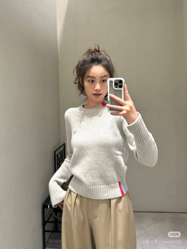 Loew*新款 高端定制100%羊毛纱线面料、胸前刺绣Logo徽章撞色个性设计时尚百搭套头长袖针织衫毛衣！浅灰色、深红色、 M码：肩宽38，胸围94，袖长65，