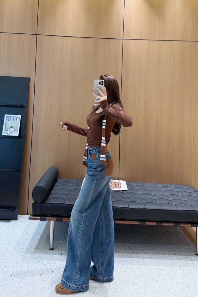 加绒加厚Miumi*U新款 高端定制洗水牛仔棉面料撞色皮革拼接字母Logo徽标宽松时尚百搭中高腰直筒阔腿牛仔裤！ L码：腰围74无弹力，裤长107面料无弹力