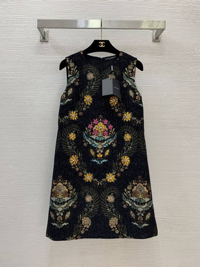 杜嘉班纳Dg*新款 高端定制雪尼尔绒面提花面料版型挺括有型！高级感重工花朵镶钻钉珠装饰A字版无袖背心裙宴会连衣裙！黑色， S码：胸围84，裙长86