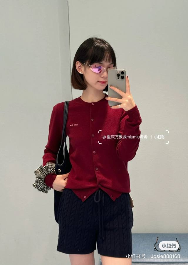 Miumi*缪家新款高端定制山羊绒羊毛纱线面料、胸前字母Logo提花徽标时尚收摆圆领长袖针织开衫上衣！白色、黑色、红色、深咖色、36.38.40 38码：胸围9