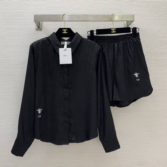 Dio*新款经典Cd小蜜蜂刺绣通体老花Logo字母提花休闲时尚两件套装！系扣翻领宽松长袖衬衣松紧腰弧摆阔腿短裤！黑色， M码：肩宽42，胸围100，袖长59，衣