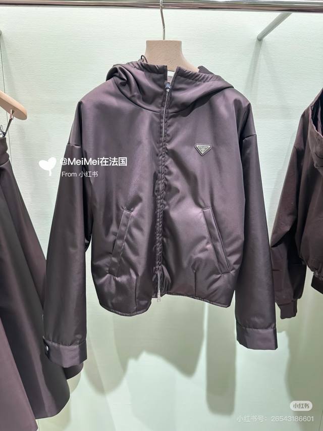 prad*秋冬新款 p家定制经典金属三角标Logo双头拉链门襟短款长袖连帽棉服外套！深棕色， M码：肩宽47，胸围110，袖长53，衣长52 外套