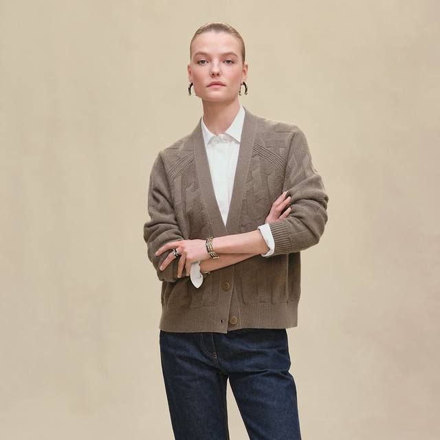 Hermè*新款 H家精品高端定制100%羊毛纱线、通体H字母提花纹宽松时尚V领长袖厚款针织开衫外套！米色、蓝色、咖啡色、 L码：胸围108，连肩袖长69，衣长