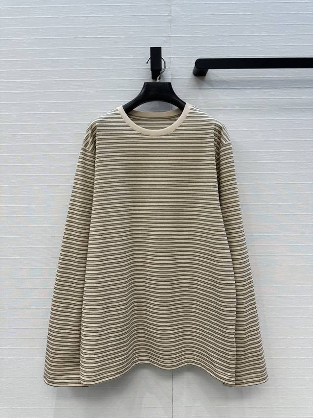 爆款必入，Row风细条纹圆领棉质打底衫，清新简约的条纹配色百搭不挑人；极简风招牌宽松版型，轻松打造松弛纸片人，休闲随性的日常造型，肌理感条纹面料。两色现货0.2