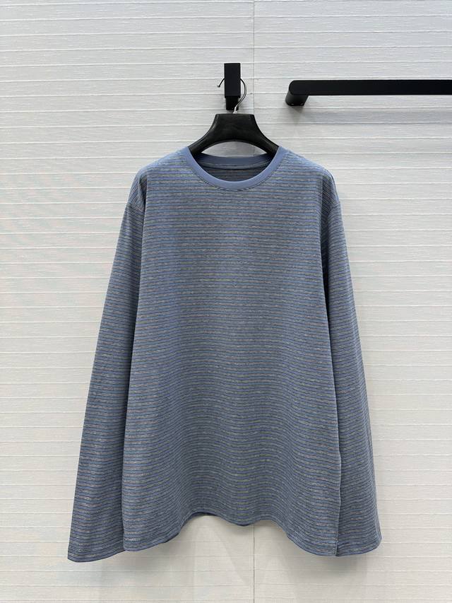 爆款必入，Row风细条纹圆领棉质打底衫，清新简约的条纹配色百搭不挑人；极简风招牌宽松版型，轻松打造松弛纸片人，休闲随性的日常造型，肌理感条纹面料。两色现货0.2