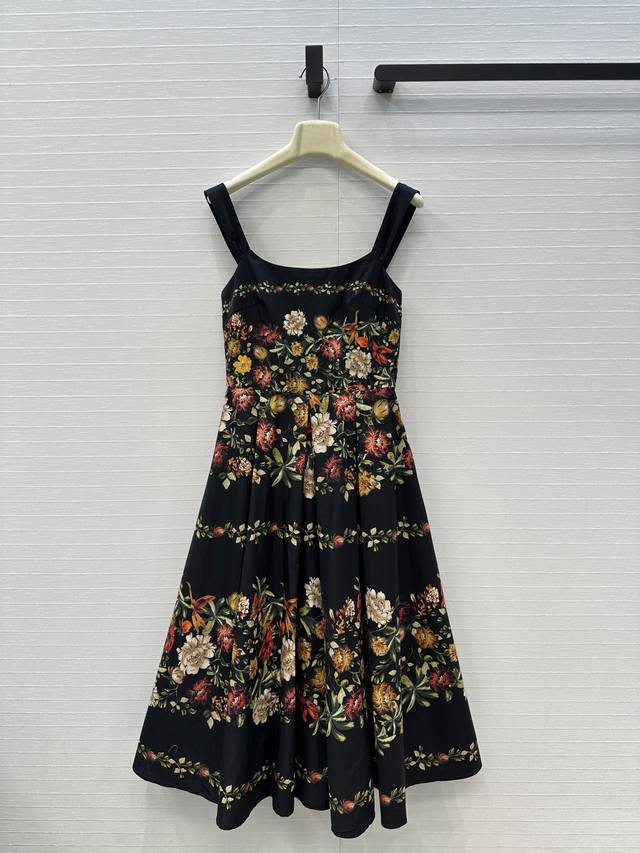 强烈推荐 Agua By Agua Bendita26度假新品黑色花卉吊带连衣裙，复古摩登的黑色繁花图案，采用宽肩带和方形领口的吊带设计，腰部收腰配合A字大裙摆