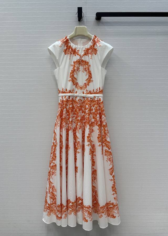 强烈推荐 Giambattista Valli 26早春系列印花连衣裙，浪漫优雅满分大摆裙摆精致花卉图案，灵感源自摩洛哥花园，度假氛围感拉满！褶裥圆领小飞袖设计