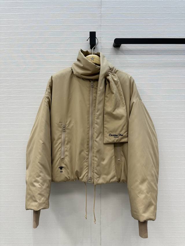 强烈推荐 D*新品 衍缝棉服风衣外套！自带可拆卸围巾，保暖又时髦，宽松短款剪裁显高显瘦，轻松拉长身材比例，休闲优雅不挑人，防风针织袖口设计，进口记忆尼龙面料间棉