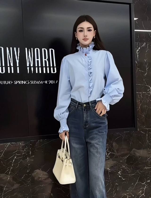 重磅气质干练的小立领 领口至门襟木耳花边设计，袖口重工打揽，整体浪漫洋气的柔美褶皱，单穿层次立体感强，做内搭时露出边缘，自成叠穿焦点，三色Smlxl 面料:棉