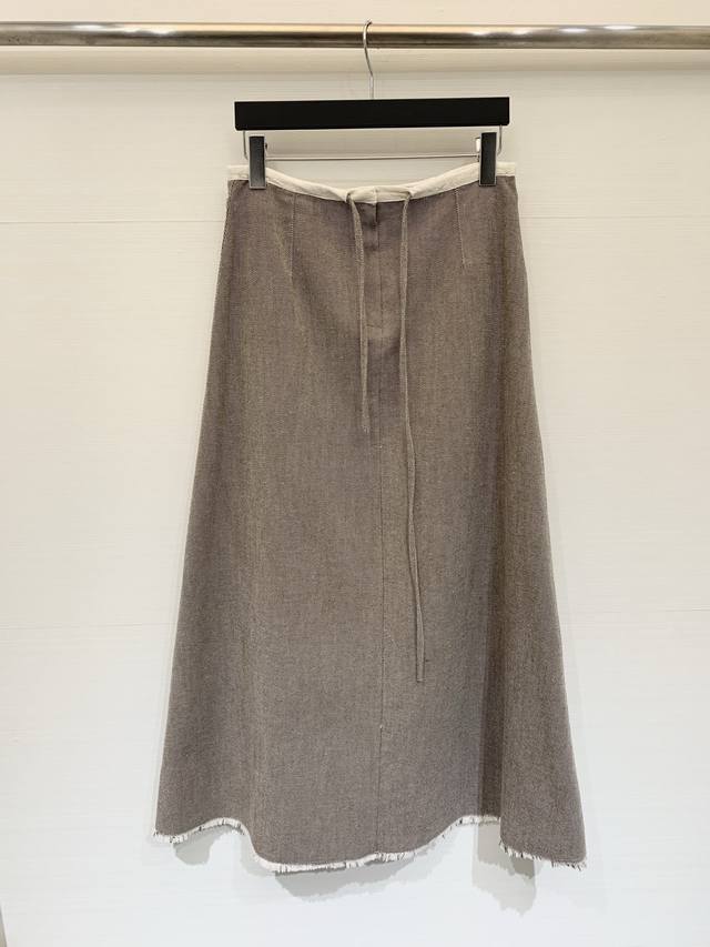 Courreges 26早春新款 浅咖灰色调毛边流苏半裙，采用带有细腻肌理的超赛棉混纺面料，呈现出低调的杂色质感，高腰A字大摆版型，裙身宽松垂顺，能修饰身形，裙