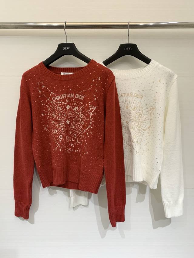 Dior 26春夏新品羊 金丝星星刺绣针织圆领长袖，柔软羊毛面料精心制作，通体饰以标识星星提花图案，胸口饰有品牌标识刺绣，圆领领口 落肩设计 ，男女同款 两色S