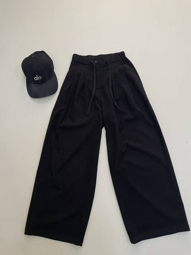 Mm6 26春夏新款 一件穿四季的条纹西裤，质感封神，马吉拉标志性后腰缝线，堪称穿搭的“身份徽章”。磨毛面料自带复古哑光质感，细条纹打破沉闷，松紧阔腿设计对梨形