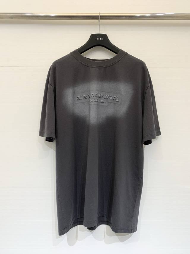 Alexander Wang 26Ss早春系列款新款 扎染徽标宽松版型短袖T恤，采用重磅棉质面料，柔软挺括不易变形，做旧扎染工艺打造渐变灰调，胸前浮雕徽标立体精