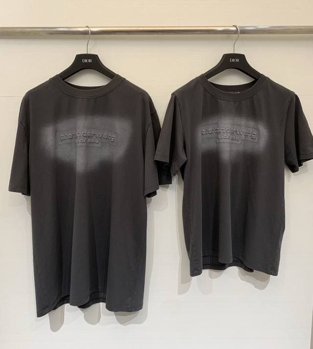Alexander Wang 26Ss早春系列款新款 扎染徽标小版型短袖T恤，采用重磅棉质面料，柔软挺括不易变形，做旧扎染工艺打造渐变灰调，胸前浮雕徽标立体精致
