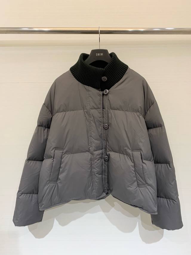 Jilsander 25秋冬新款 拼接针织领羽绒外套 轻质羽绒填充 柔软又保暖 复古针织立领 细节感满满 90%白鸭绒填充，保暖度很强 高腰宽松版型 包容性强