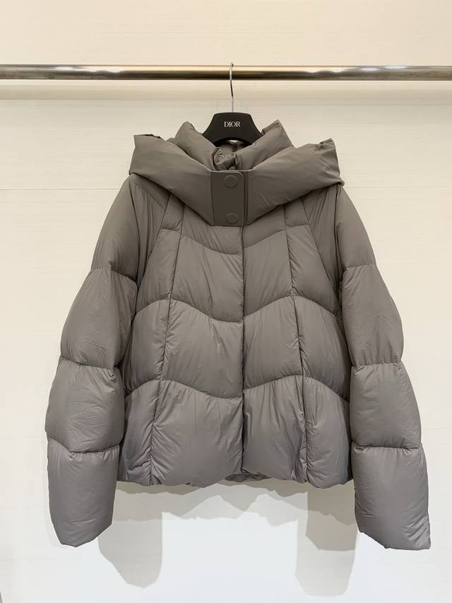 Jilsander 25秋冬新款 低饱和色系短款连帽羽绒服，采用哑光轻盈的面料，90%白鸭绒填充，蓬松充绒量带来饱满的廓形，连帽部分带有皮质装饰扣 双扣设计 ，