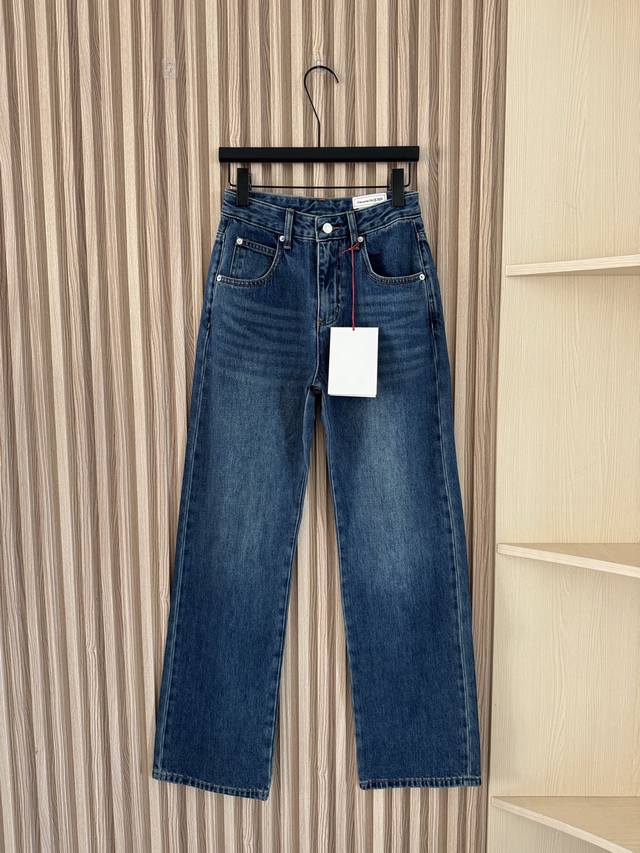 Alexandermacqueen 麦昆 26春夏新款 极简皮标直筒牛仔裤，复古水洗深蓝色耐穿耐搭，直筒高腰版型时髦显瘦！定制进口土耳其纯棉面料，品质完全不输好