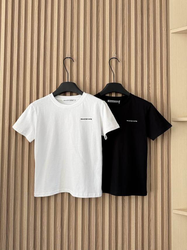 Alexanderwang 26春夏新款 超多明星同款字母刺绣正肩短袖T恤，小版型长度和宽度都刚刚好，不紧身也不会太宽松，显瘦藏肉不臃肿！百分百纯棉面料，透气舒