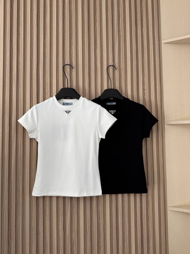 Rada 26春夏新款 三角标正肩收腰瘦身纸片人弹力短袖T恤，最显瘦的一款T恤！上身真的无敌了，版型设计真的非常非常赞，正肩收腰版型，整个人都是往里收的，轻松打