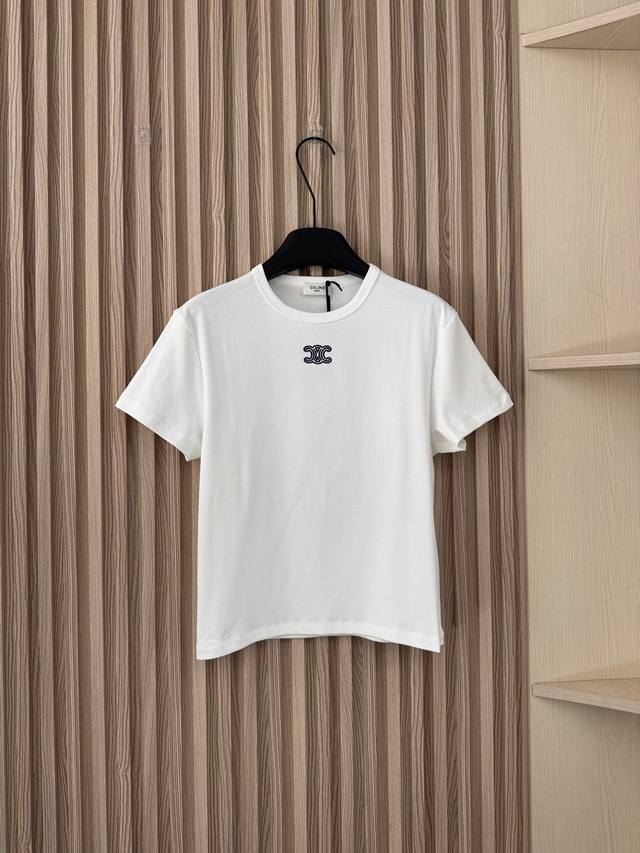 Celine 26春夏新款 Ce凯旋门刺绣修身女士小版型短袖T恤，采用220G索罗娜高端棉感面料，弹力顺滑细腻不紧绷，透气效果超好！两色Sml