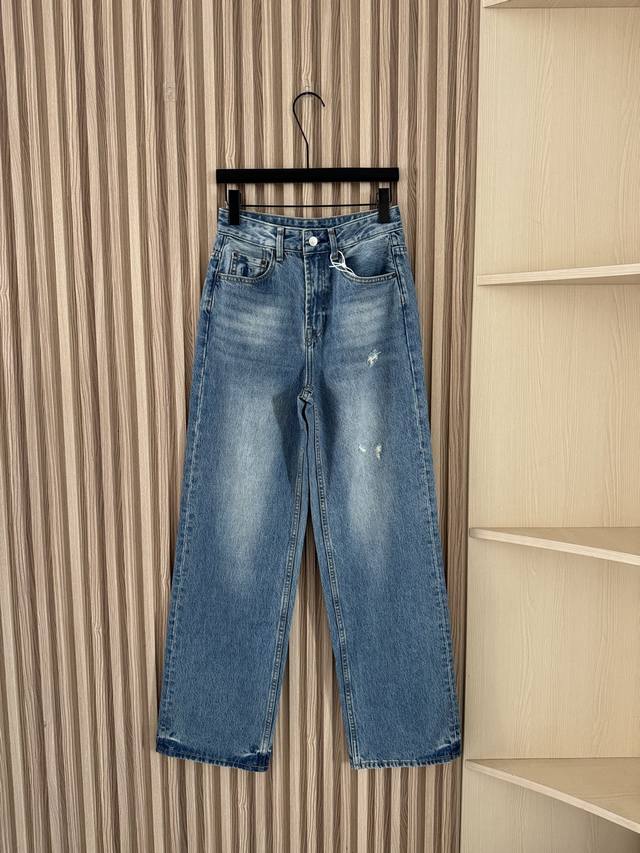 Acnestudios 25秋冬新款 Rose朴彩英同款破洞直筒高腰显瘦牛仔裤 定制进口面料，柔软有垂感，小破洞增添设计感，裤脚小抓纹更显特别性。随便搭配一件小
