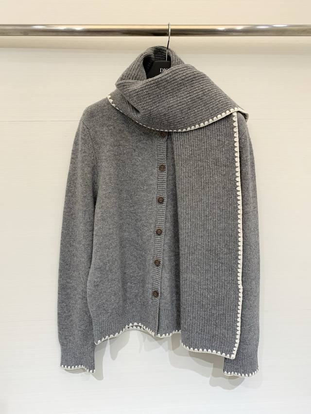 Toteme 25秋冬新款 围脖针织圆领开衫，搭配同系列针织围巾，版型偏宽松休闲，边缘饰有白色的贝壳状缝线花边，形成红与白的撞色对比，增添了精致感 两色Sml