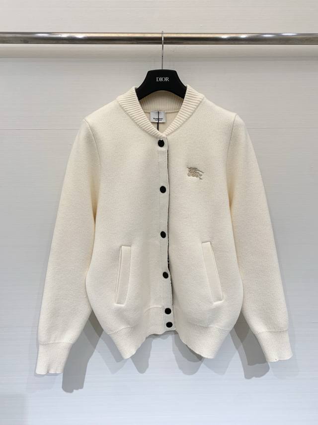 Burbe*Ry 25秋冬新款 拼接格纹补丁针织开衫 胸前刺绣Logo图案修饰点缀 上身高级氛围感 三色Sml